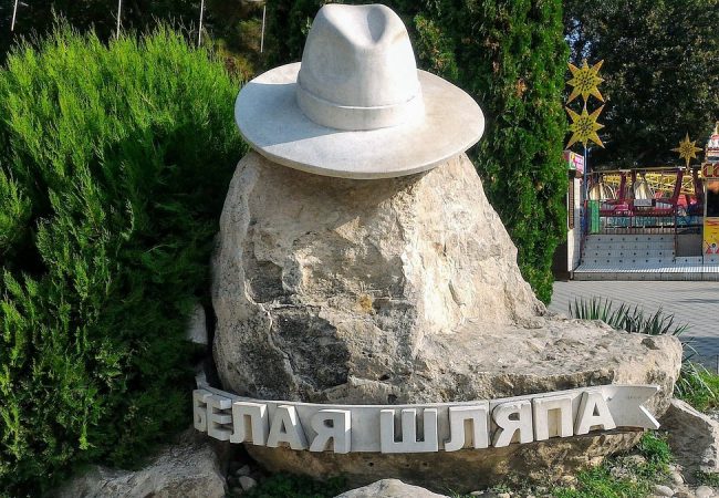 Арт-объект «Белая шляпа»